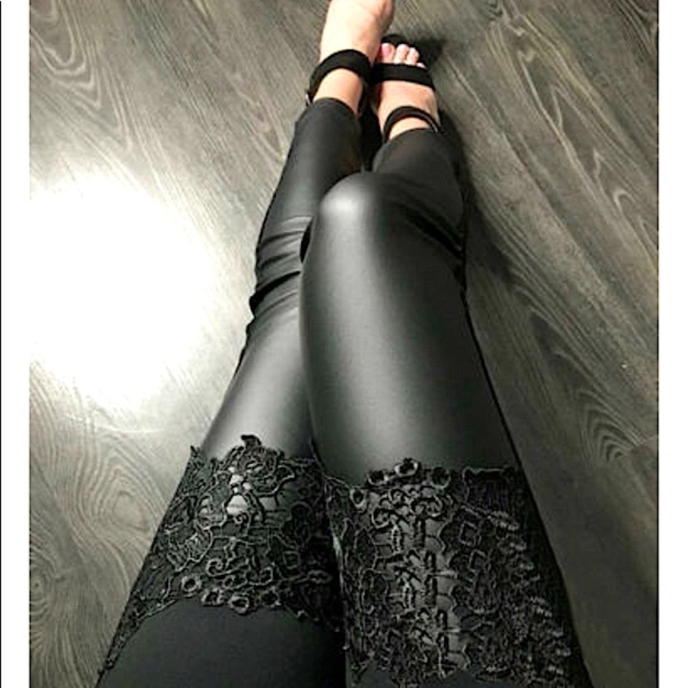 NEVER WORN Leggings w/front faux leather and lace